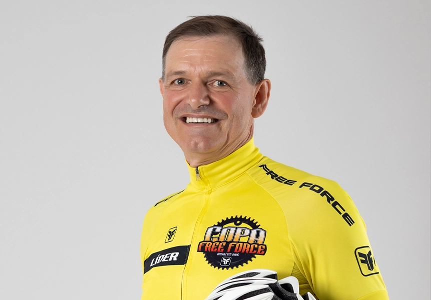 Adir Nardino vestindo uniforme de ciclismo, demonstrando equilíbrio entre saúde e alta performance.
